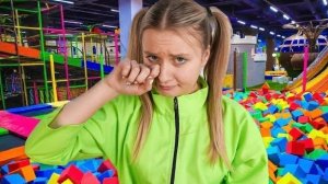 Алиса Шоу - Алиса потеряла телефон - Играем в парке развлечений