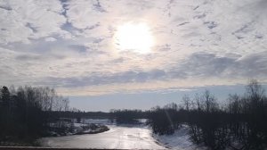 Первый выезд на дачу в конце марта. Что стало с речкой, лёд еще держится. Весна, дорога, речка.