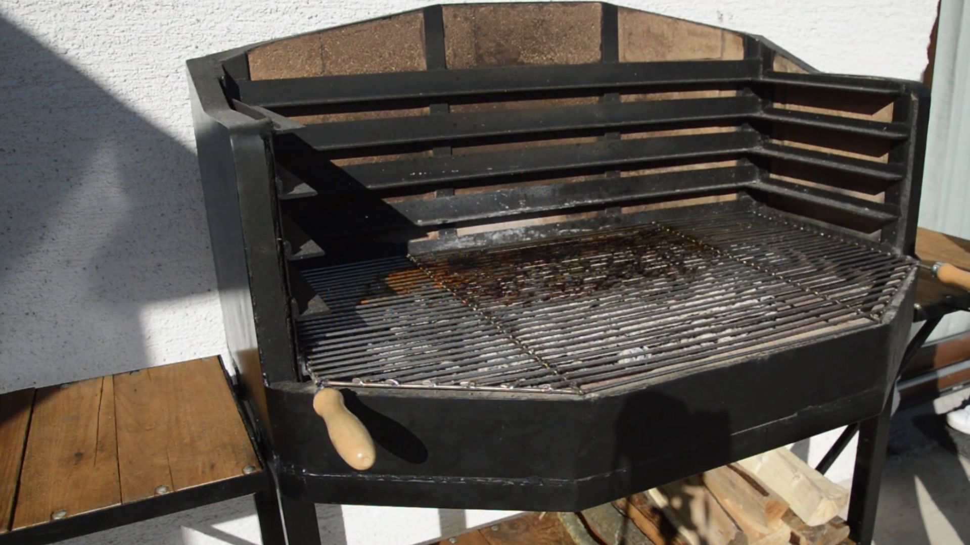 Угольный гриль своими руками