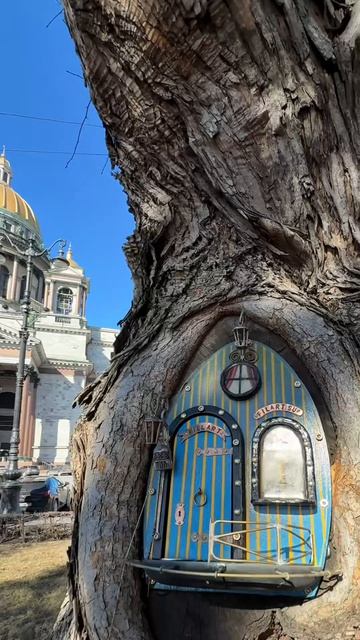 Троль у Исаакиевского собора.