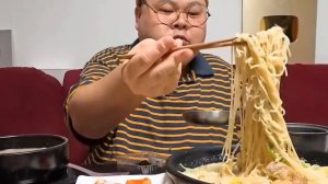 Мукбанг лапша с курицей и кимчхи Еда на камеру