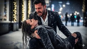 БОСС МАФИИ ПРИШЕЛ В БЕШЕНСТВО, НАЙДЯ СЕКРЕТАРШУ ЗАМЕРЗАЮЩЕЙ В СНЕГУ ВО ВРЕМЯ ПРАЗДНИКА РЕВЕЙОН