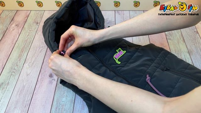 Жилет Lanson Kids на молнии с капюшоном карманами яркими шнурками и аппликацией черный  - видео