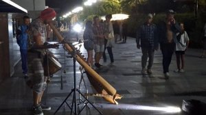 Уличный музыкант на набережной Судака.