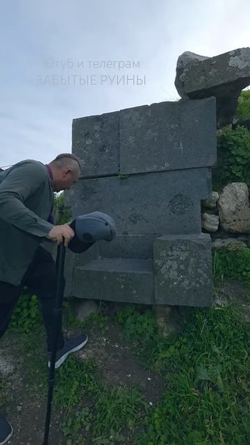 На базальтовом троне античного театра Гадары- Иордания