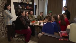 В Братске по инициативе молодежи на домах ветеранов СВО начали устанавливать знаки почета