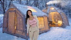 Кемпинг в сильный снегопад в большой надувной палатке. Бушкрафт