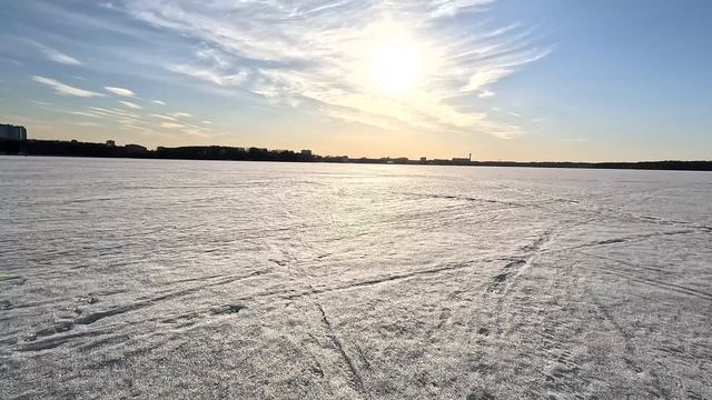 Едем на фэтбайке по подтаявшему льду озера Сенеж от Тимоновского берега до набережной Солнечногорска