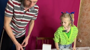 Беатрис и Коржик получили посылку сюрприз от Тигры