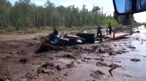 Вездеход Витязь засасывает болото.