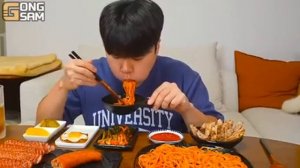 Мукбанг лапша, колбаски и кимчхи Еда на камеру