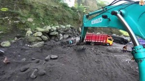 Строительство, экскаватор копает песок