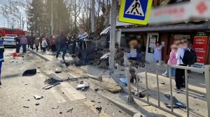 Легковушка после столкновения врезалась в пешеходный столб, есть пострадавшие: кадры.