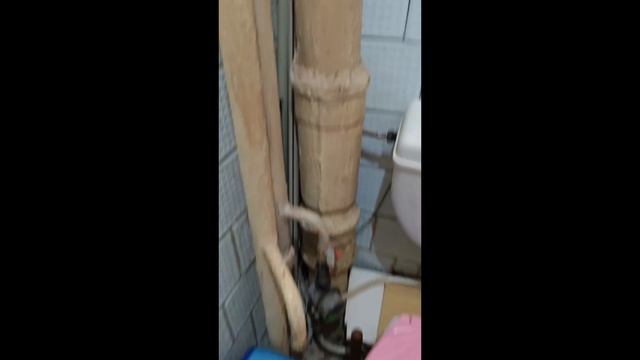 Замена канализационной трубы в Пролетарском районе Донецка.