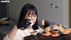 Мукбанг креветки на пару и сырой краб Еда на камеру