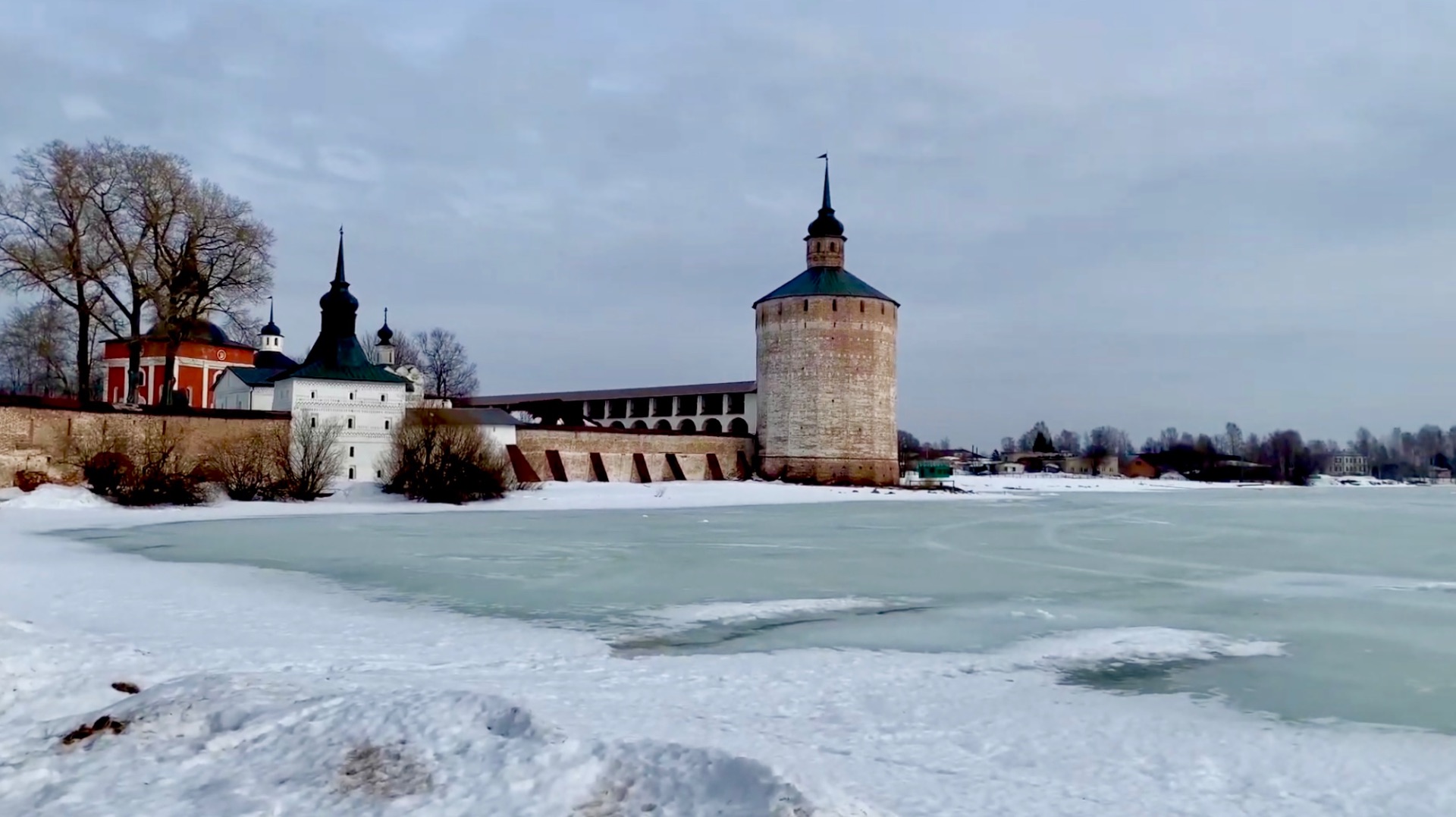У стен Иоанновского монастыря на берегу Сиверского озера г.Кириллов Вологодская обл