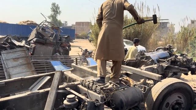 Новые грузовики из старых автобусов. Пакистан [4d740998c40e152fced4be830eb18a80] [720p]