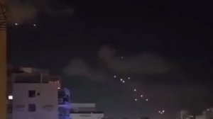 ‼️🇮🇷🇮🇱 Кадры мощной атаки Ирана на Тель-Авив

▪️Рой суббоеприпасов из ракеты обрушивается на гор