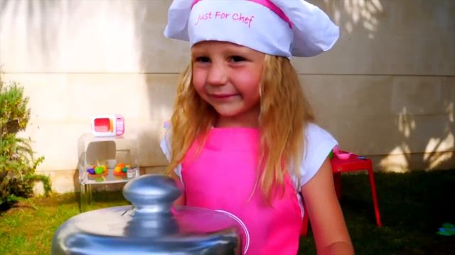 Настя и папа играют в ресторан