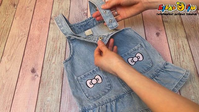 Сарафан Lanson Kids джинсовый с вышивкой бантиков на карманах голубой - видео