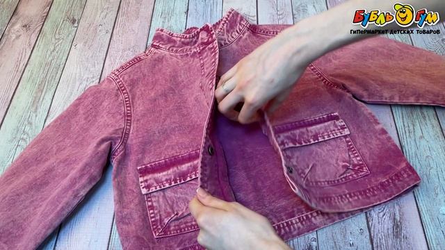 Куртка Lanson Kids джинсовая на кнопках с воротником стойка и накладными карманами розовая - видео