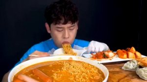 Мукбанг лапша с пельменями Еда на камеру