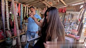 Интенсивный точечный массаж головы уличного парикмахера