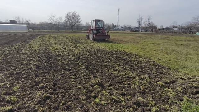 пашем свой участок тракторомуборка летней кухни.