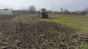 пашем свой участок трактором/уборка летней кухни.