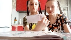 Вика открывает за Настю бумажные сюрпризы