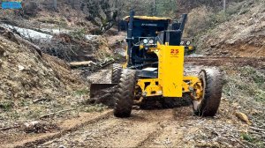 Грейдер. 670й ДжонДир ремонтирует горную дорогу в холодную погоду.