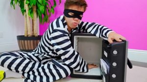 Настя учит правилам безопасности 👮_♀️ Полицейские