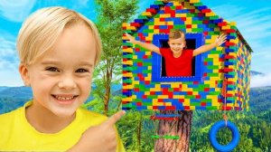 Крис строит домик Lego на дереве.