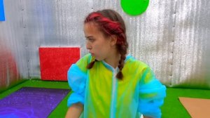 Марк играет в Приключение для детей Найти Выход - 100 дверей и лишь одна настоящая