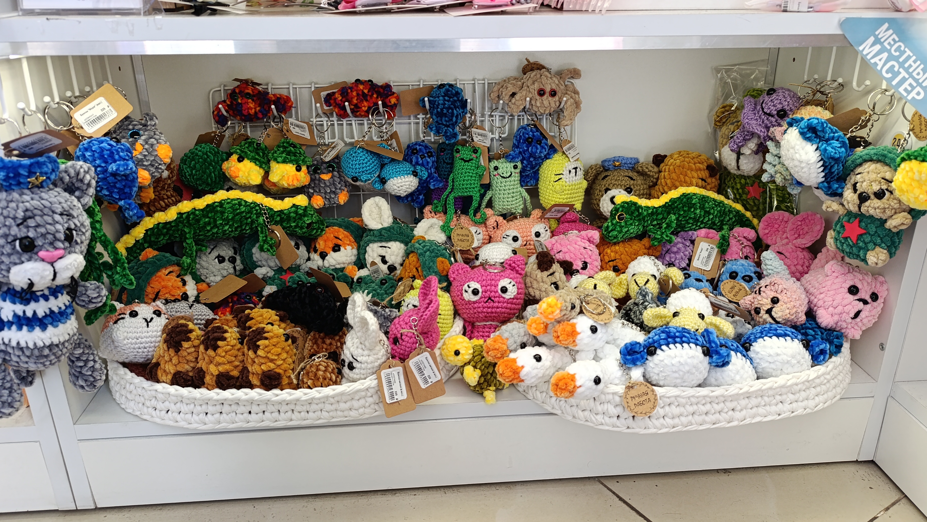 Новые брелочки из остатков пряжи крючком для магазина
