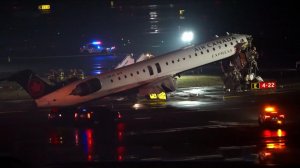 Появились кадры с места столкновения самолета с пожарной машиной в Нью-Йорке.