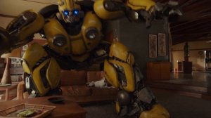 Бамблби прокрадывается в дом Чарли - ＂Бамблби＂ - отрывок из фильма