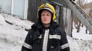 В Петропавловске-Камчатском огнеборцы тушат пожар в двухэтажном деревянном доме на улице Тургенева