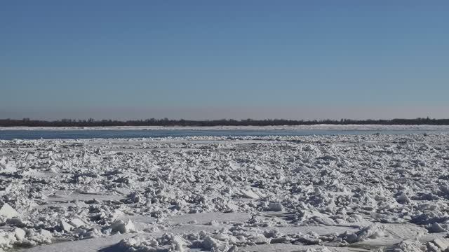 Ледоход на Волге.