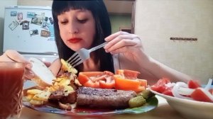 Мукбанг/Купаты картошка/Огурчики /перец/томатный сок🍀🍀🍀😘😘👋🍛🥬🥬🥬🥬🥔🥔🥔