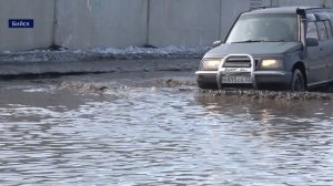 Жители Бийска продолжают преодолевать водные препятствия на улицах