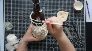 Лепим бутылку с виноградной лозой из пластичного гипса