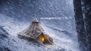 Одиночный кемпинг в теплом палатке во время снежной бури / Уютный зимний дом