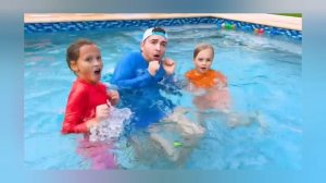 Влад и Ники большая акула в бассейне