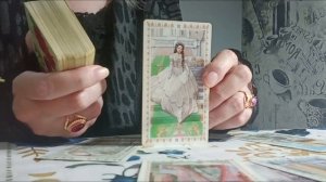 Что он хотел бы, но не решается сказать? Расклад Таро