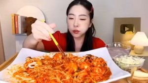 Мукбанг лапша с морепродуктами и рис  Еда на камеру