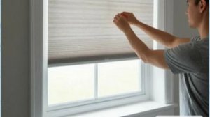 Подгоняем рулонную штору по окну (обрезаем)