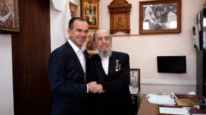 Вениамин Кондратьев поздравил с 88-летием Виктора Захарченко