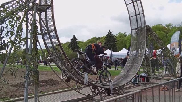 Мотоциклы делают трюки