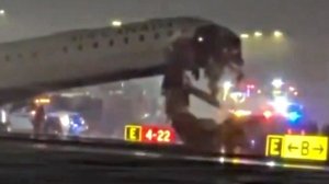 Самолет врезался в пожарную машину в аэропорту Нью-Йорка